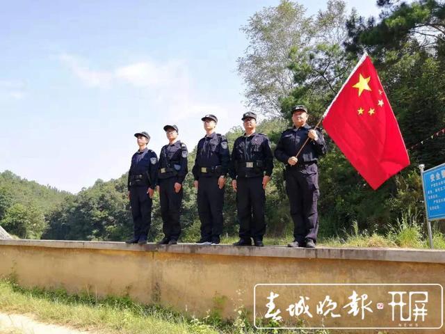 民警强忍疼痛将老人拽出水面 寒冬深夜英勇救援