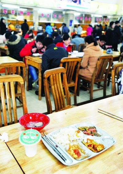 学校给学生吃剩菜？国务院约谈当地 食堂管理漏洞严重